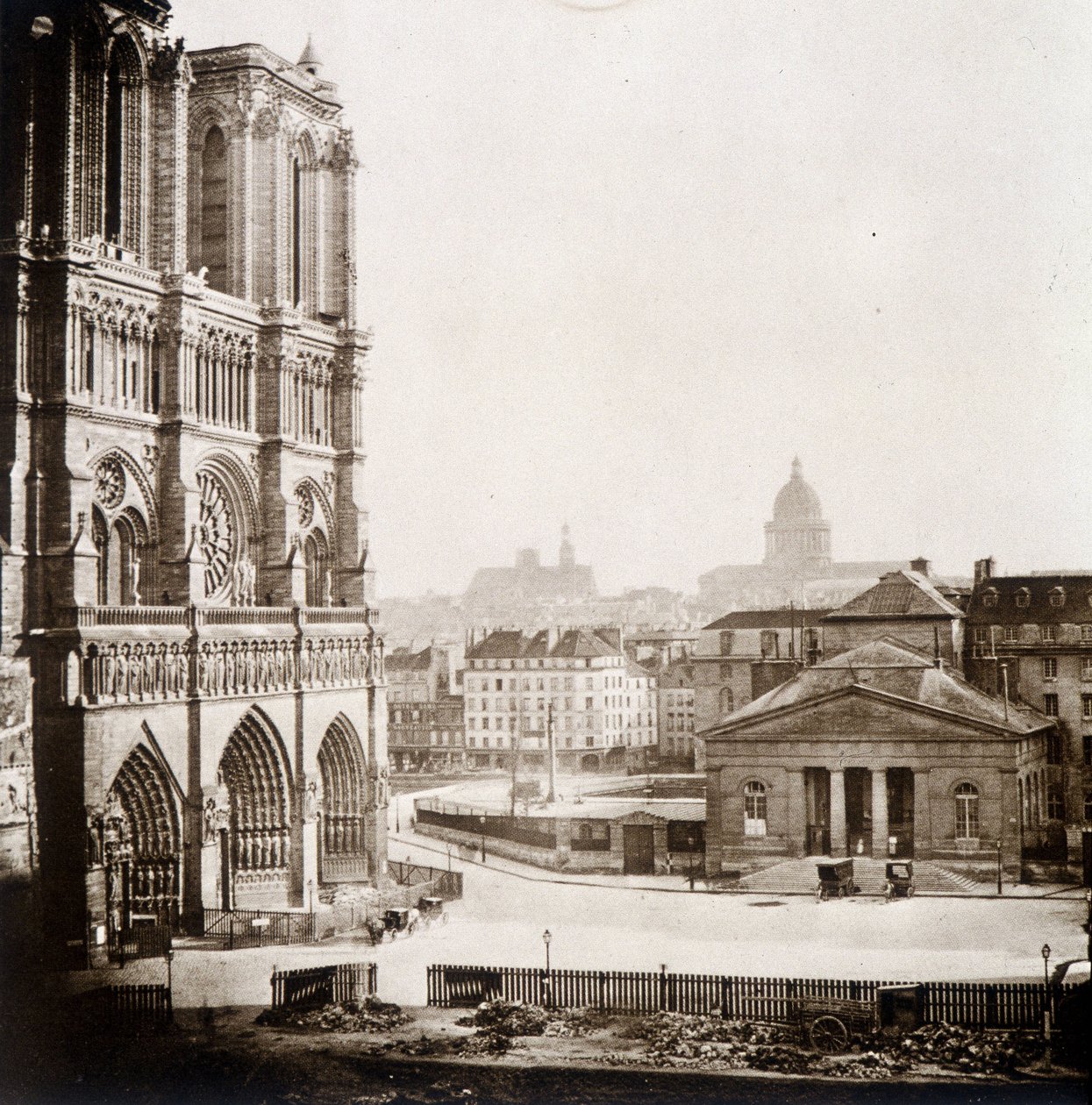 Notre Dame de Paris e a praça, finais do século XIX de Unknown photographer