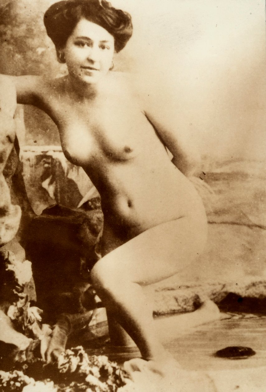Retrato nu de uma jovem mulher a sair de uma banheira. de Unknown photographer