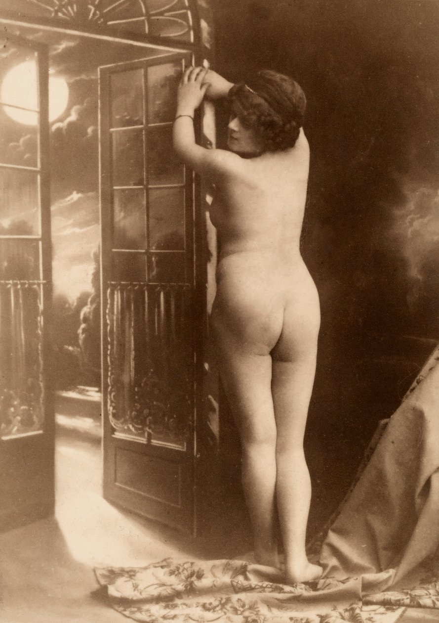 Retrato nu de uma jovem mulher visto de trás. de Unknown photographer