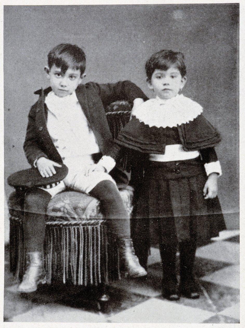 Pablo Picasso aos sete anos de idade e sua irmã - em "Picasso, documentos iconográficos" de Sabartes de Unknown photographer