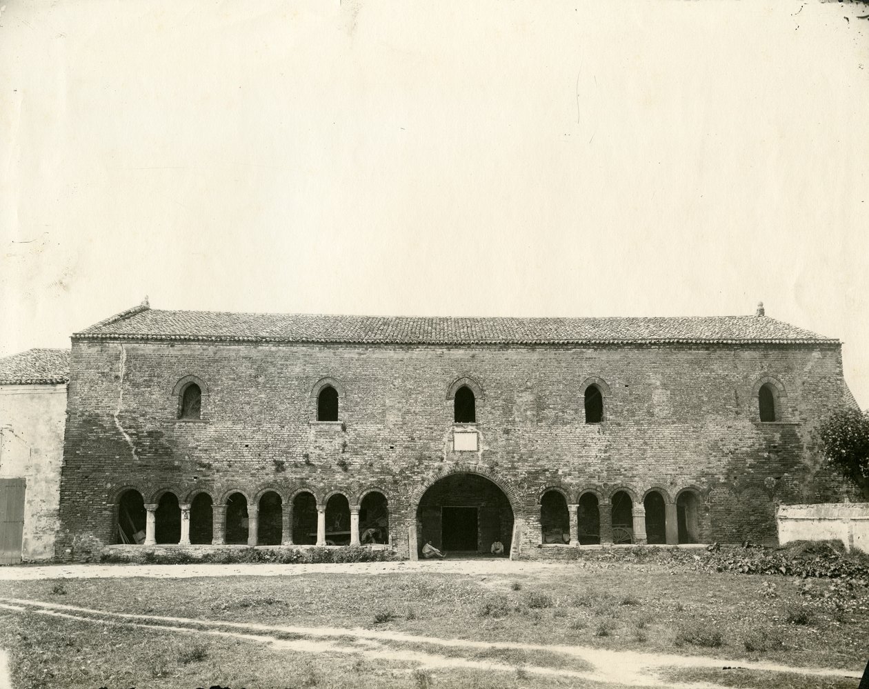 Palazzo della Ragione, abadia de Pomposa, Emilia-Romagna, Itália, ca. 1890 de Unknown photographer