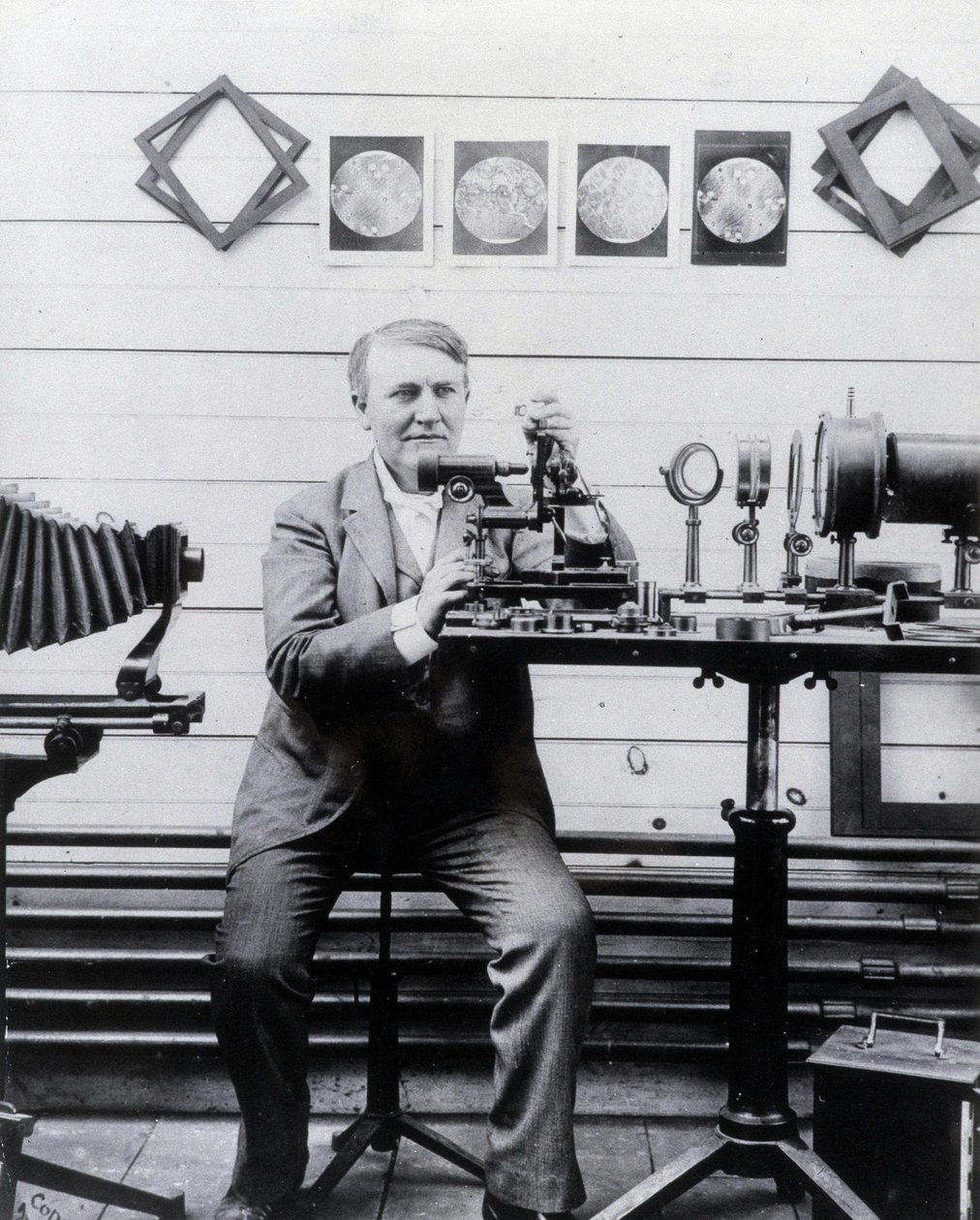 Foto de Thomas-Alwa Edison em frente ao seu fonógrafo. de Unknown photographer