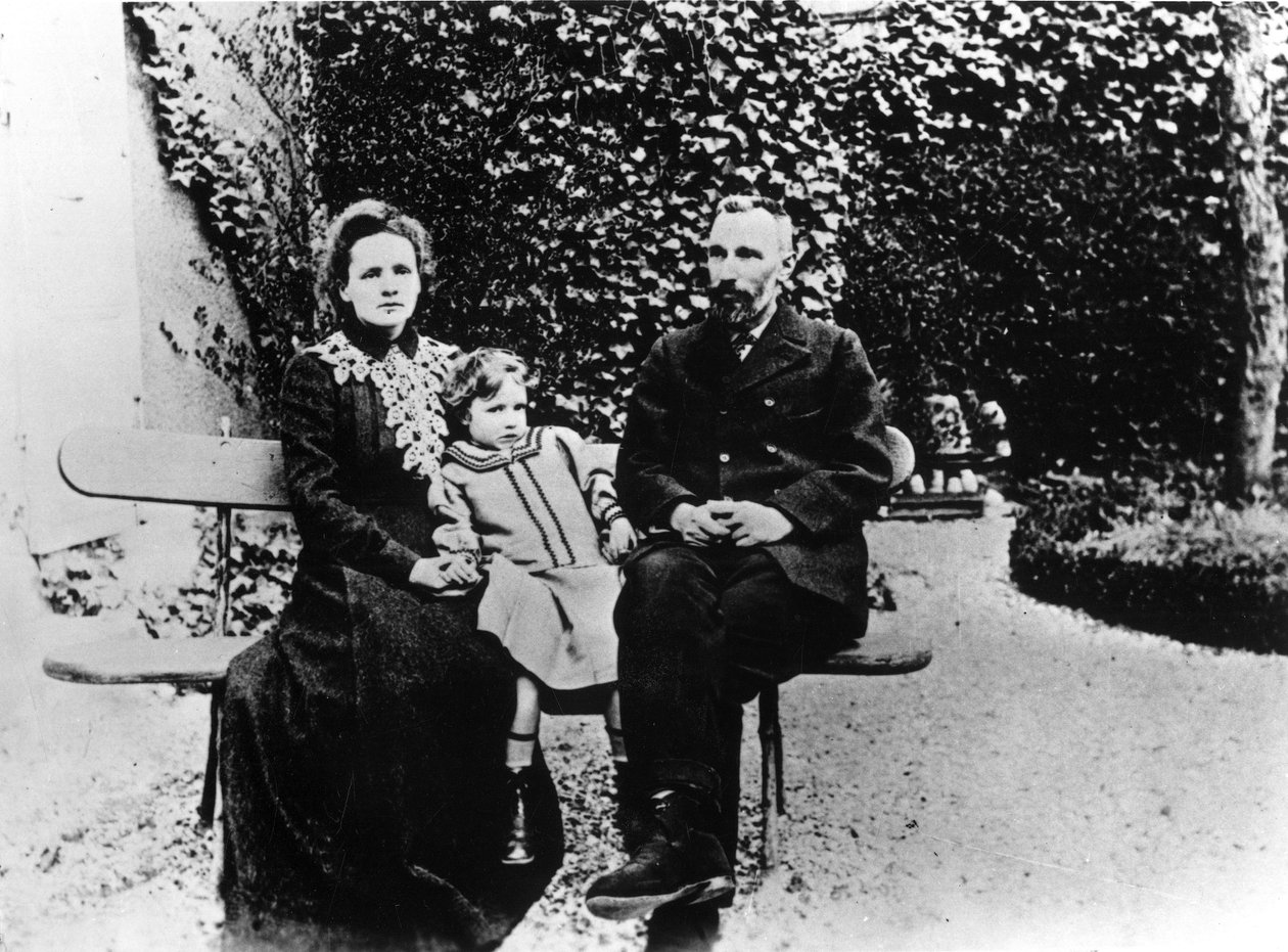 Pierre (1859-1906) e Marie Curie (1867-1934) sentados em um banco de jardim. de Unknown photographer