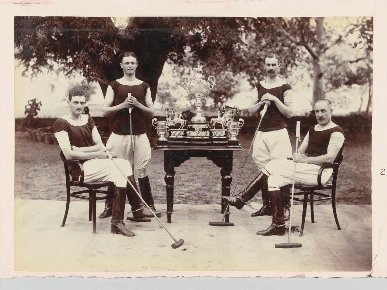 Equipe de pólo com troféus de Unknown photographer