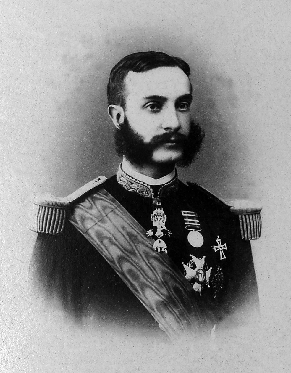 Retrato de Alfonso XII (1857-1885), tornou-se Rei de Espanha de 1874 a 1885, após um longo exílio na Europa. de Unknown photographer