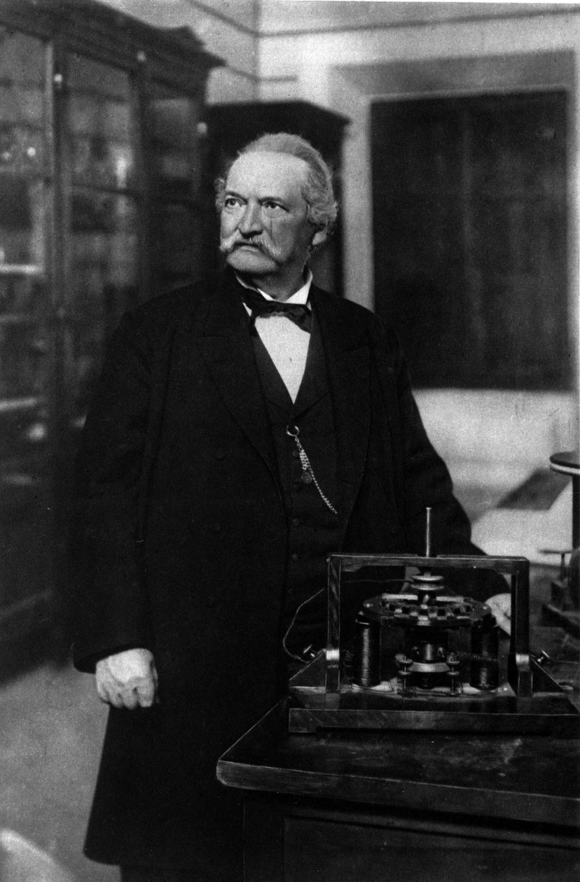 Retrato do físico italiano Antonio Pacinotti (1841-1912) com o seu Anel (Anello). de Unknown photographer