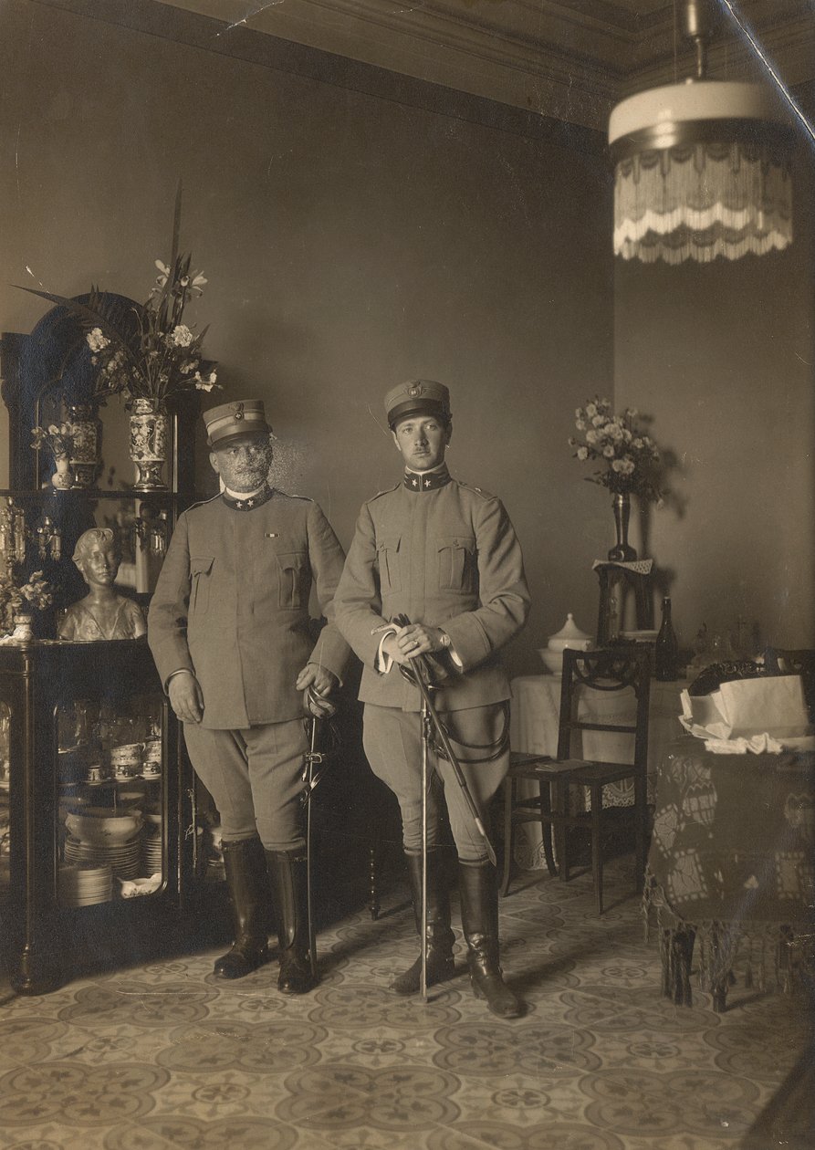 Retrato de Bruno de Pererelli de uniforme, fotografado na companhia de um soldado de Unknown photographer