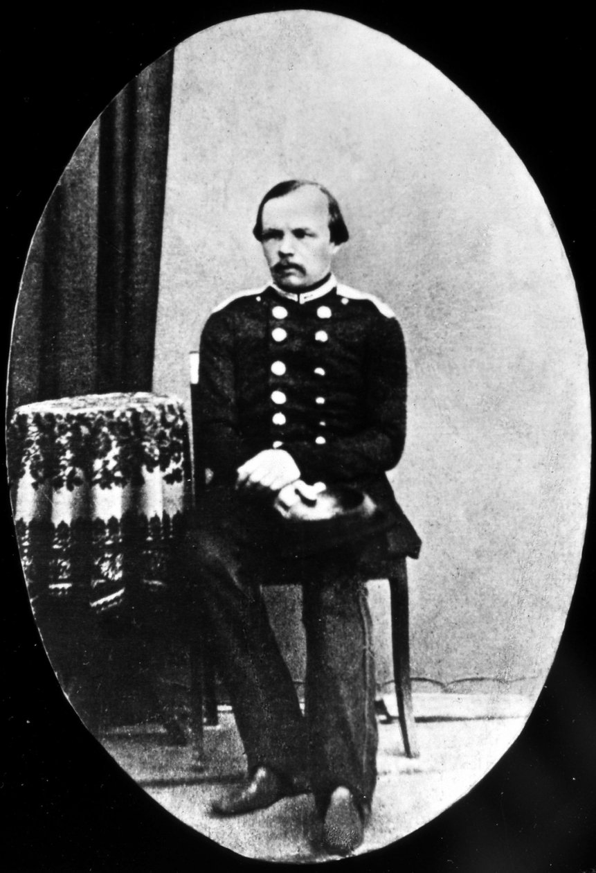 Retrato de Dostoievski jovem, sentado, no medalhão. de Unknown photographer