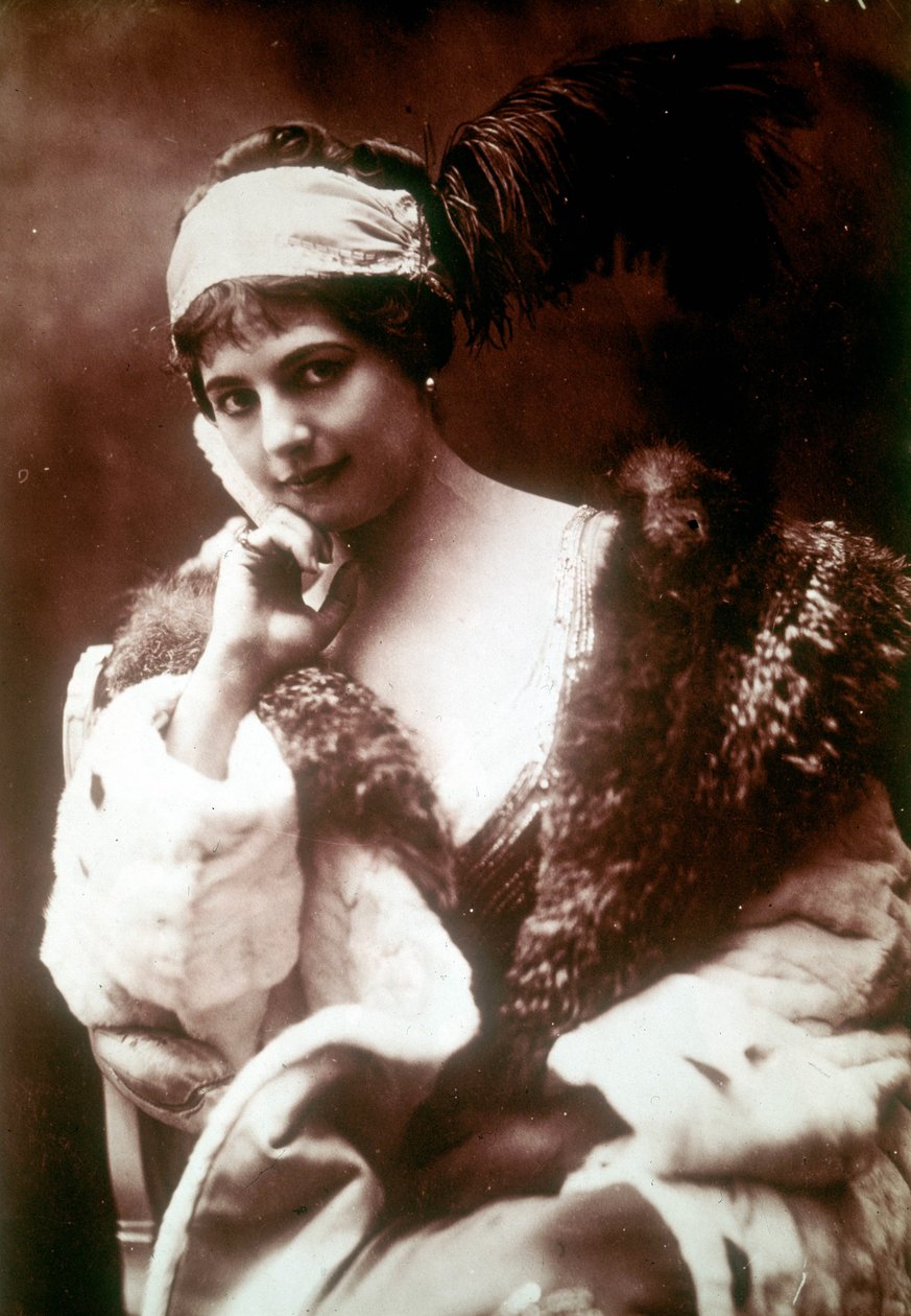 Retrato de Mata Hari (1876-1917), dançarina e aventureira holandesa de Unknown photographer