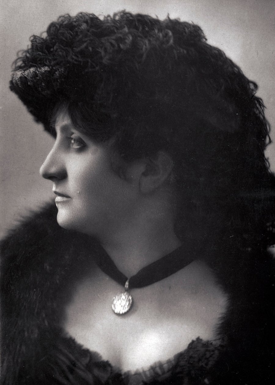 Retrato de Pauline Patry (Jeanne Cecile Pesty) (1856-) Actriz francesa do final do século XIX de Unknown photographer
