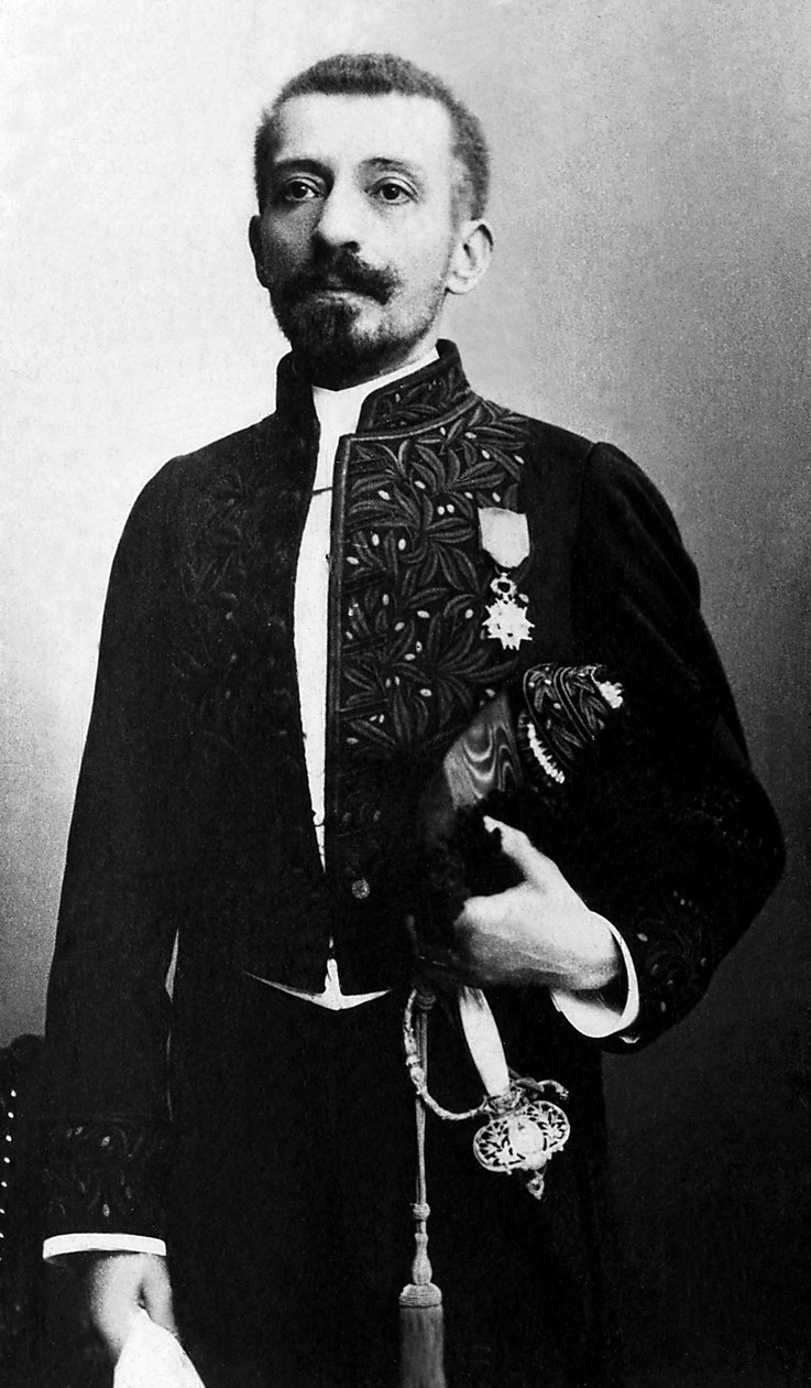 Retrato de Pierre Loti (1850-1923), romancista e oficial da Marinha Francesa, em traje acadêmico. de Unknown photographer