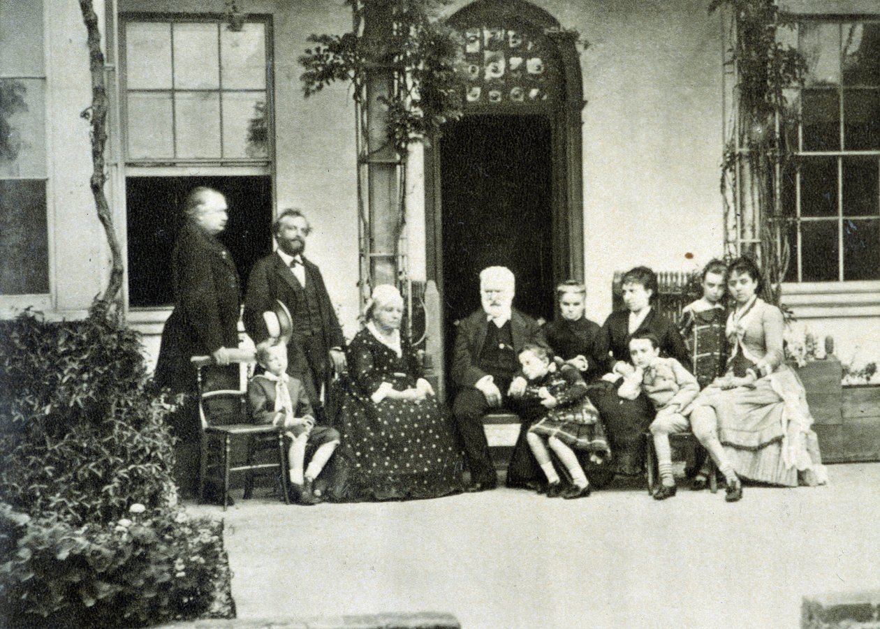 Retrato de Victor Hugo no exílio em Guernsey em 1866 com Juliette Drouet à sua direita. de Unknown photographer