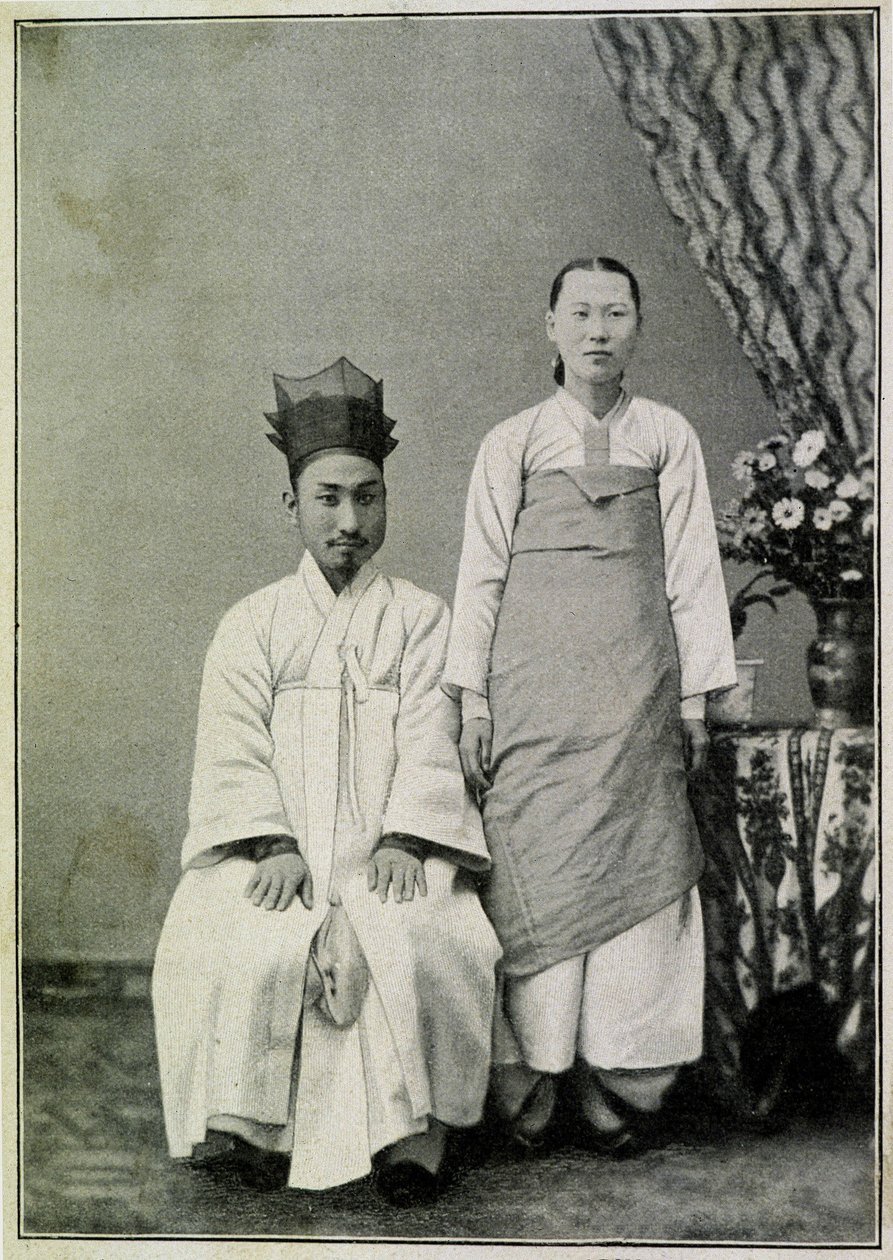Retrato de um funcionário público Coreen e sua esposa no final do século XIX. de Unknown photographer