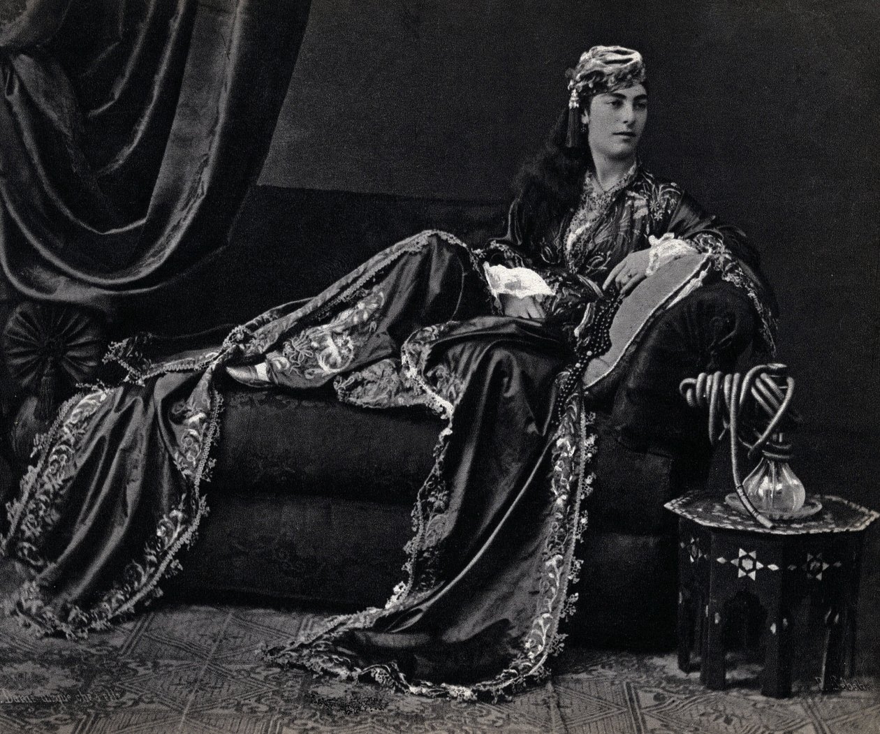 Retrato de uma senhora turca. Fotografia, final do século XIX, Paris. Col. Selva. de Unknown photographer