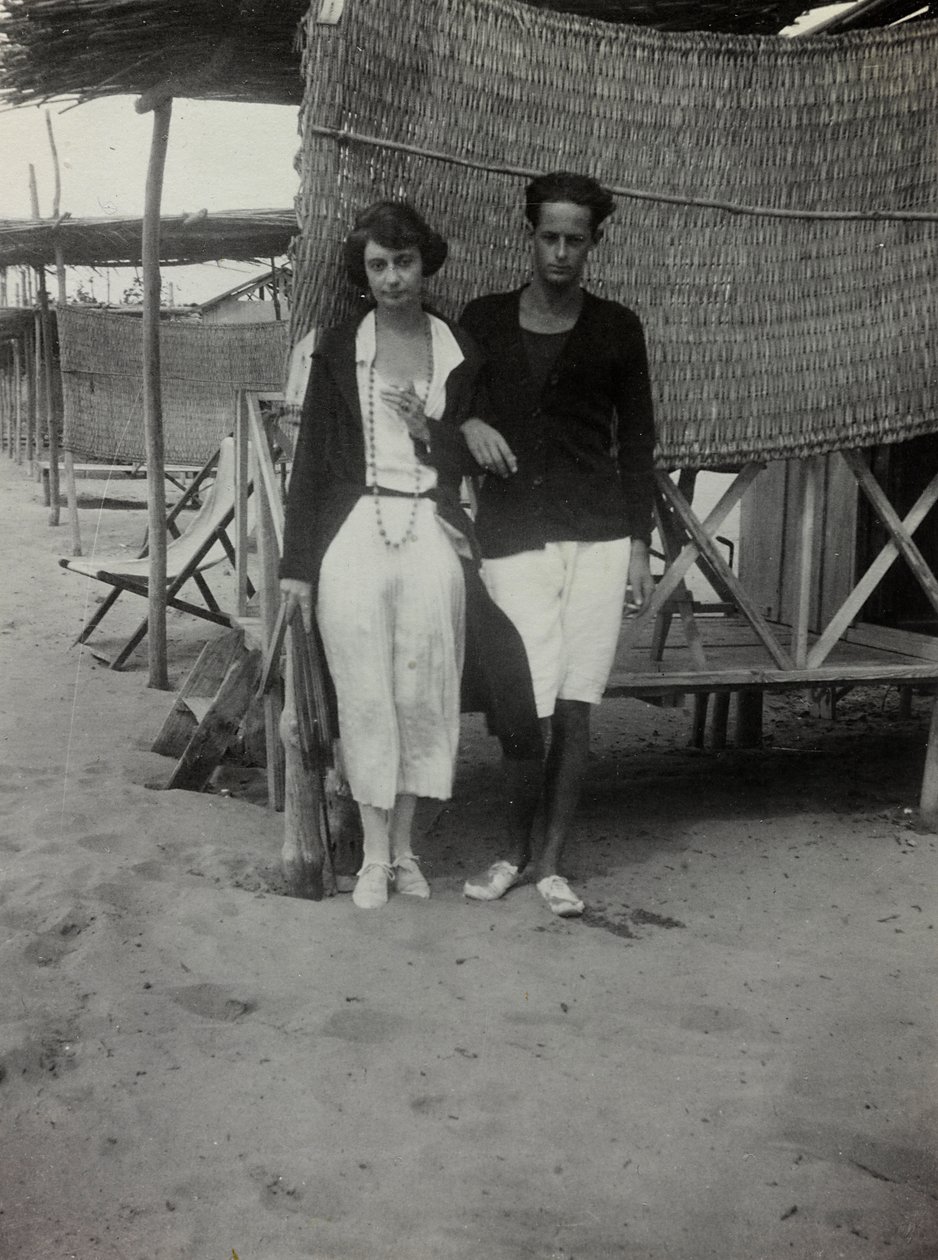 Retrato de um casal na praia, Versilia de Unknown photographer