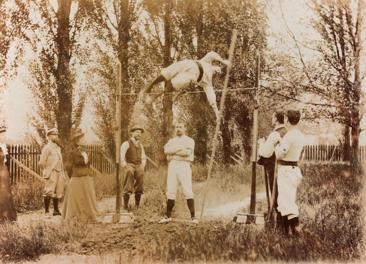 Retrato de um homem que treina no salto com vara em frente a alguns espectadores de Unknown photographer
