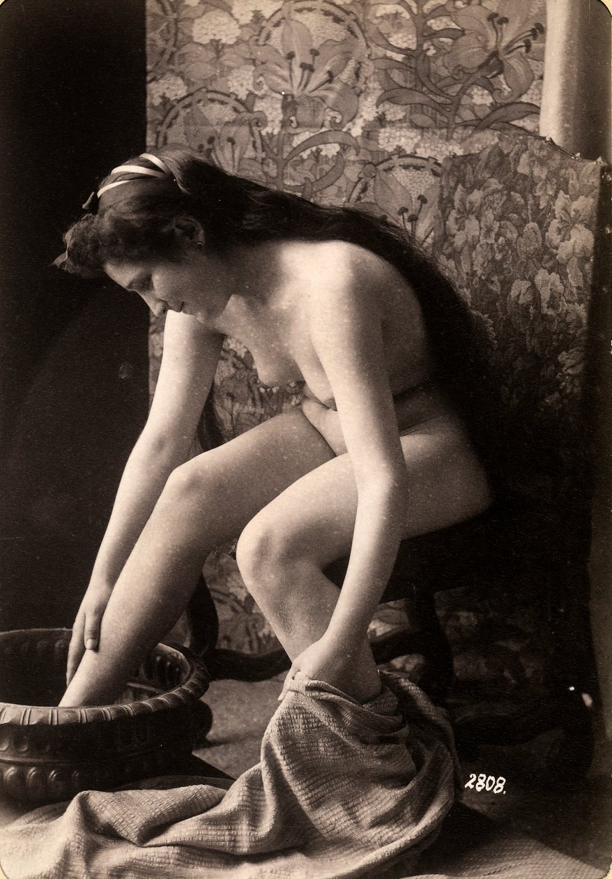 Retrato de uma mulher nua a lavar os pés de Unknown photographer