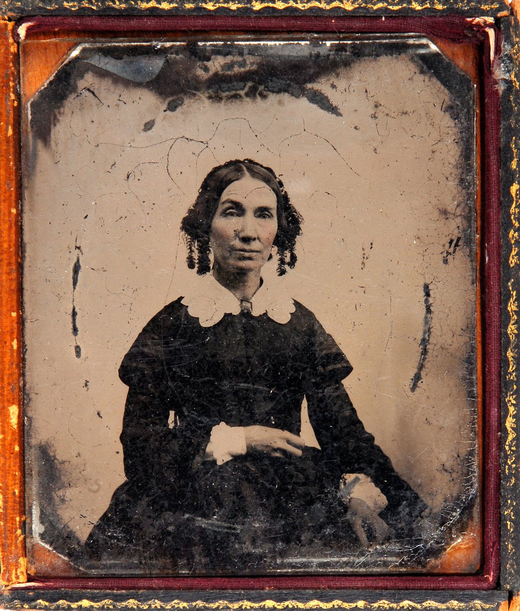 O retrato de uma mulher. Daguerreótipo (Daguerre) sob moldura por volta de 1850. de Unknown photographer