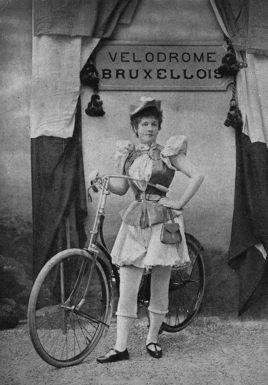 Retrato de uma mulher ciclista. Fotografia, final do século XIX, Paris. Col. Selva. de Unknown photographer