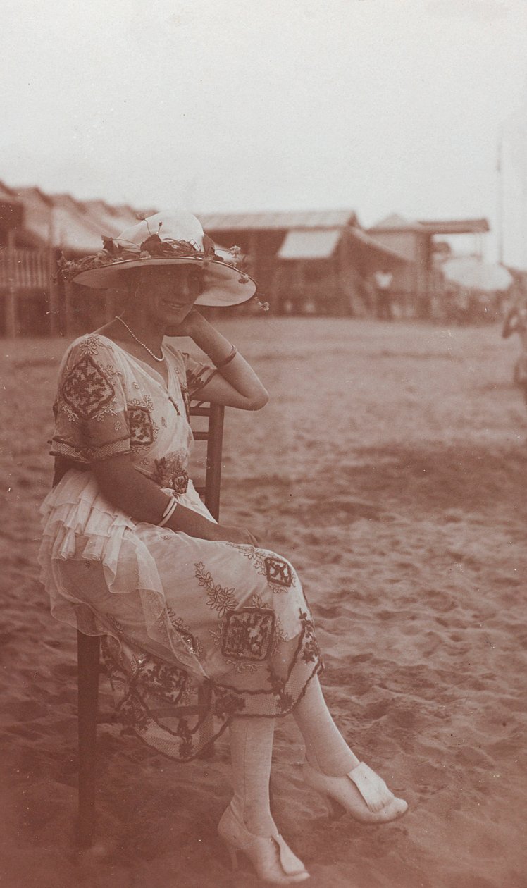 Retrato de uma mulher na praia em Viareggio de Unknown photographer