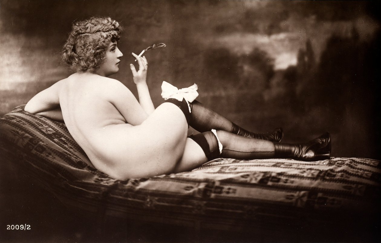 Retrato de uma jovem mulher posando nua, de costas, enquanto fuma um cigarro de Unknown photographer