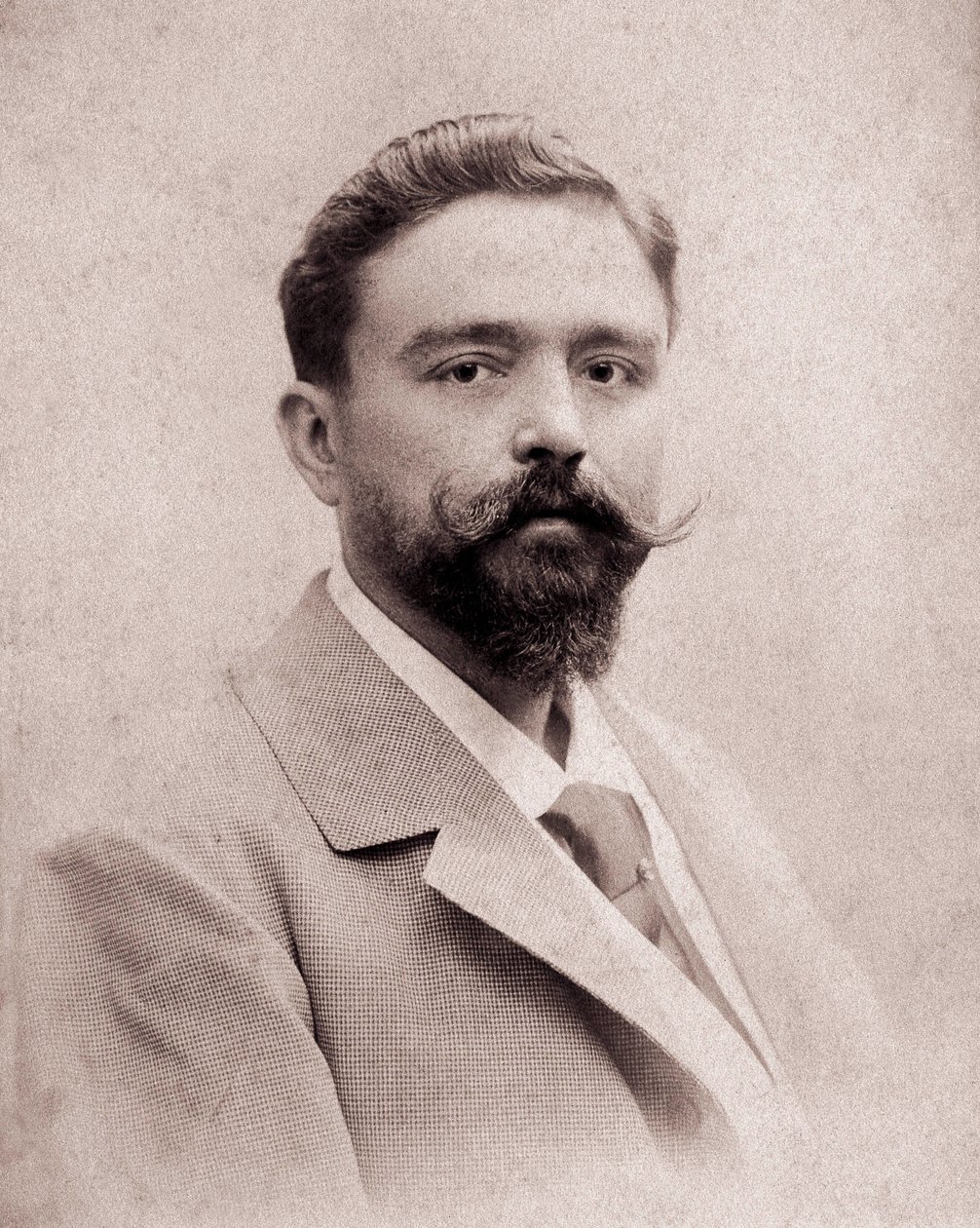 Retrato do compositor e pianista Isaac Albeniz (1860-1909), aos 35 anos de idade. Fotografia de 1895. Madrid. Fundação Albeniz. de Unknown photographer