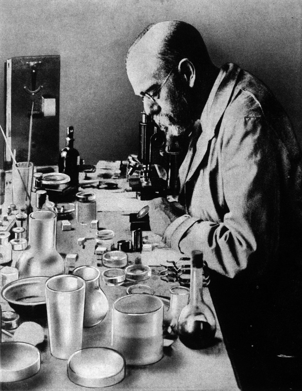Retrato do médico alemão Robert Koch (1843-1910) em seu laboratório. de Unknown photographer