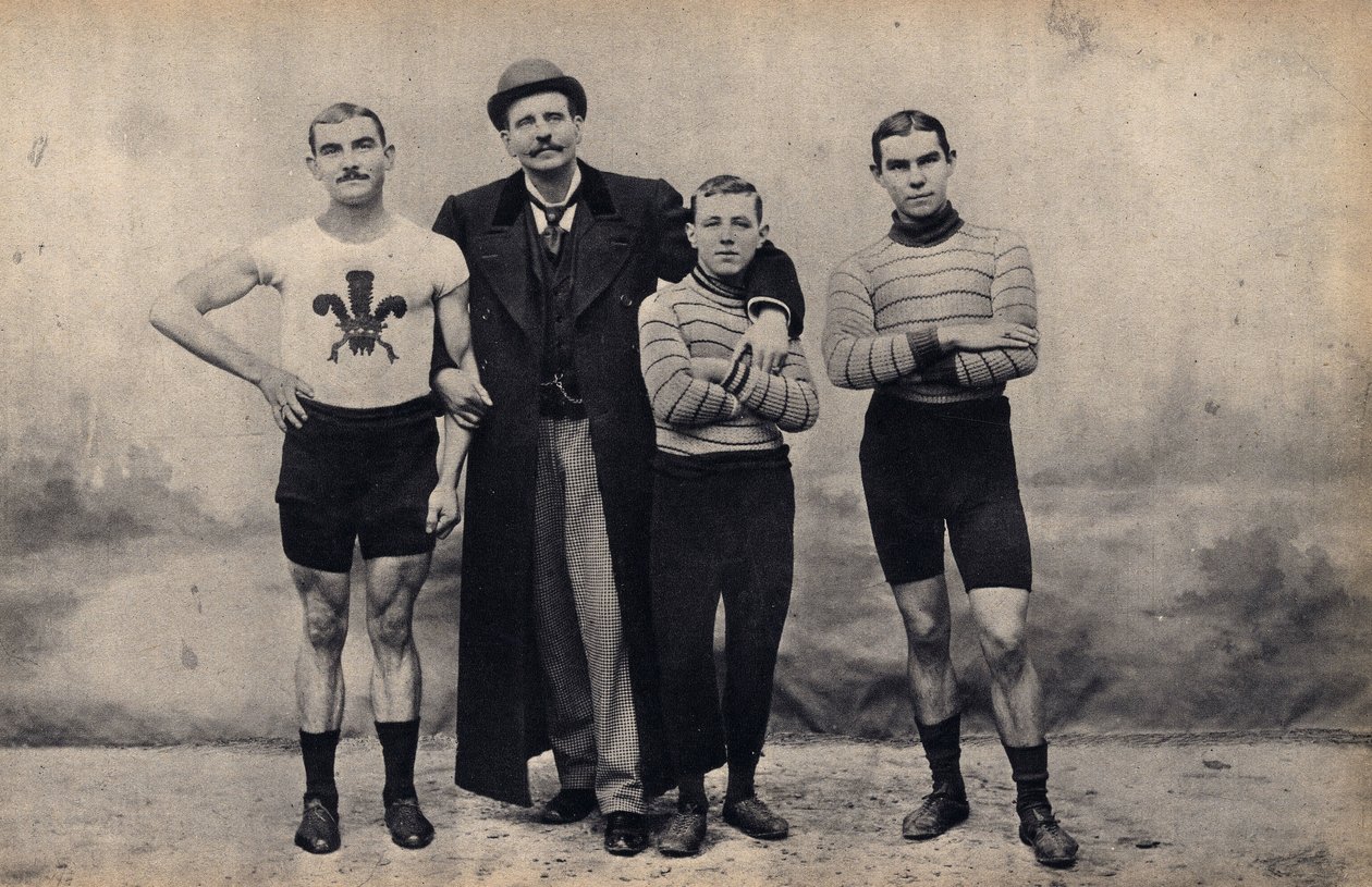 Retrato da equipe do ciclo Gladiator. Fotografia, final do século XIX, Paris. Col. Selva. de Unknown photographer