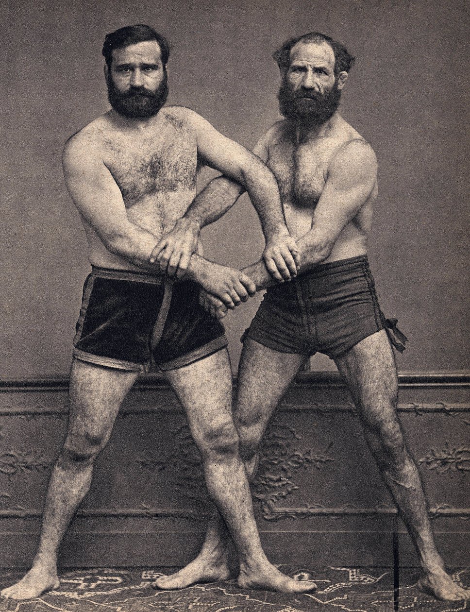 Retrato dos irmãos de Marselha no wrestler. Fotografia, final do século XIX, Paris. Coll. Selva. de Unknown photographer