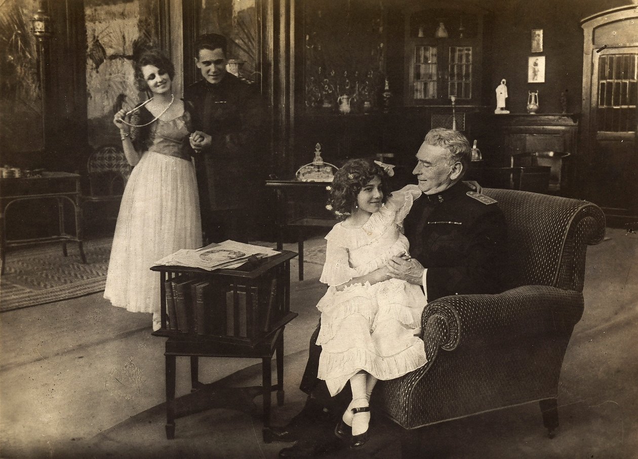 Retrato da atriz Cecyl Tryan no cenário do filme "Spirale della morte", de 1918 de Unknown photographer