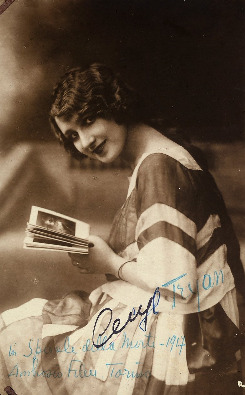 Retrato da atriz Cecyl Tryan no cenário do filme "Spirale della morte", de 1918 de Unknown photographer