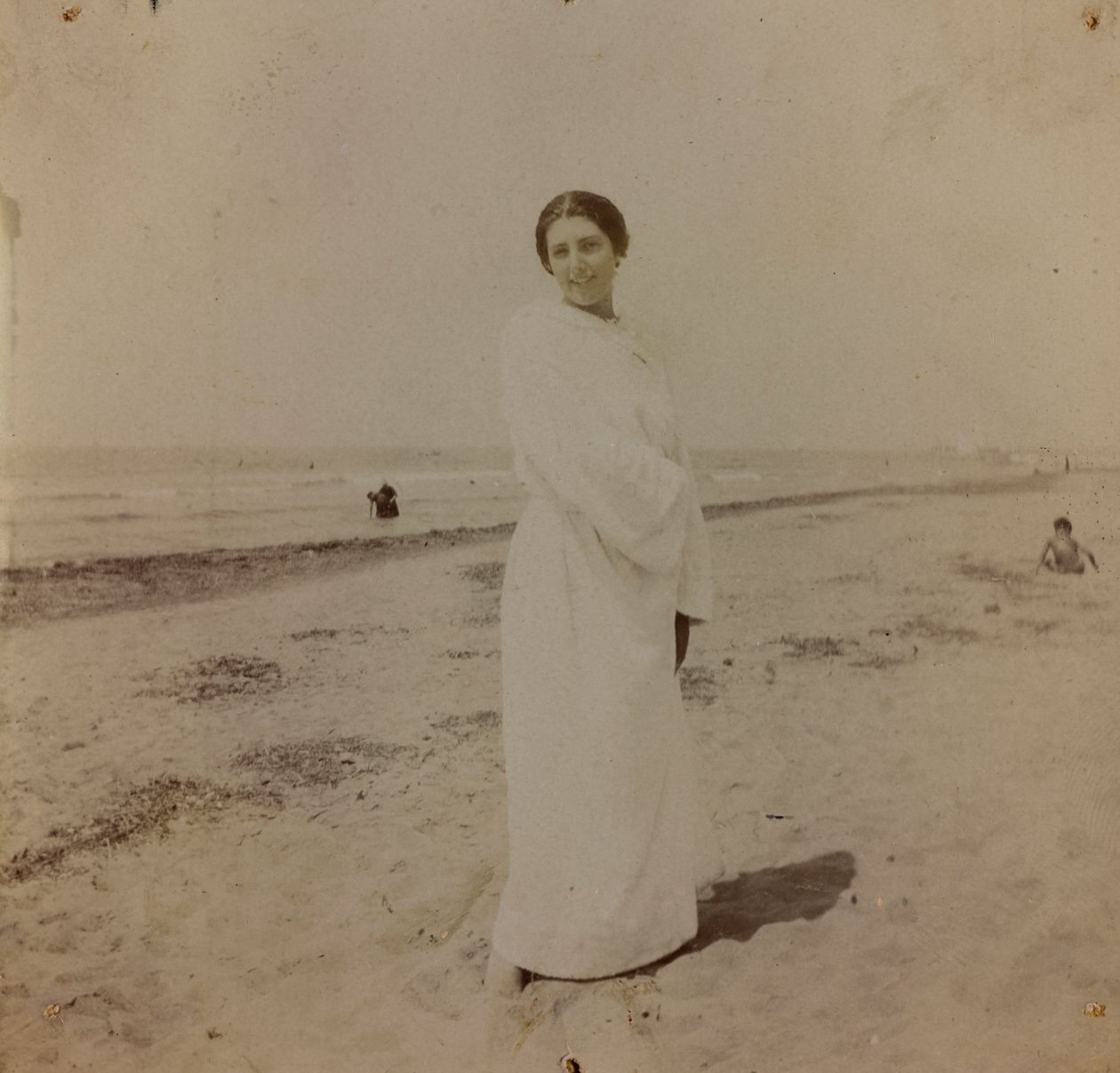 Retrato na praia em Forte dei Marmi, Versilia, c.1910 (foto) de Unknown photographer