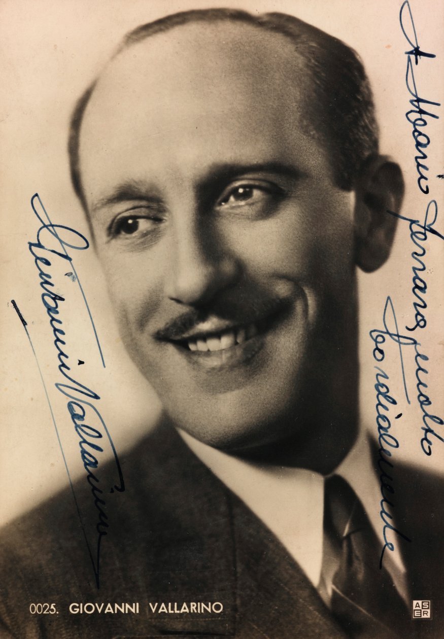 Retrato com dedicatória e autógrafo do cantor italiano Giovanni Vallarino; postal de Unknown photographer