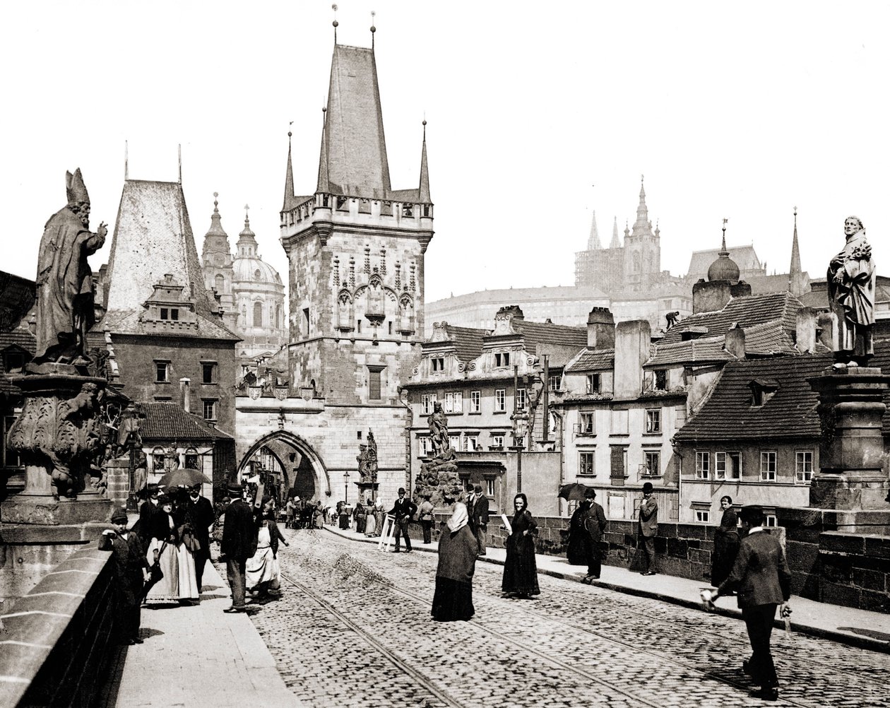 Praga. Ponte Charles, e a velha torre da cidade. Por volta de 1890. de Unknown photographer