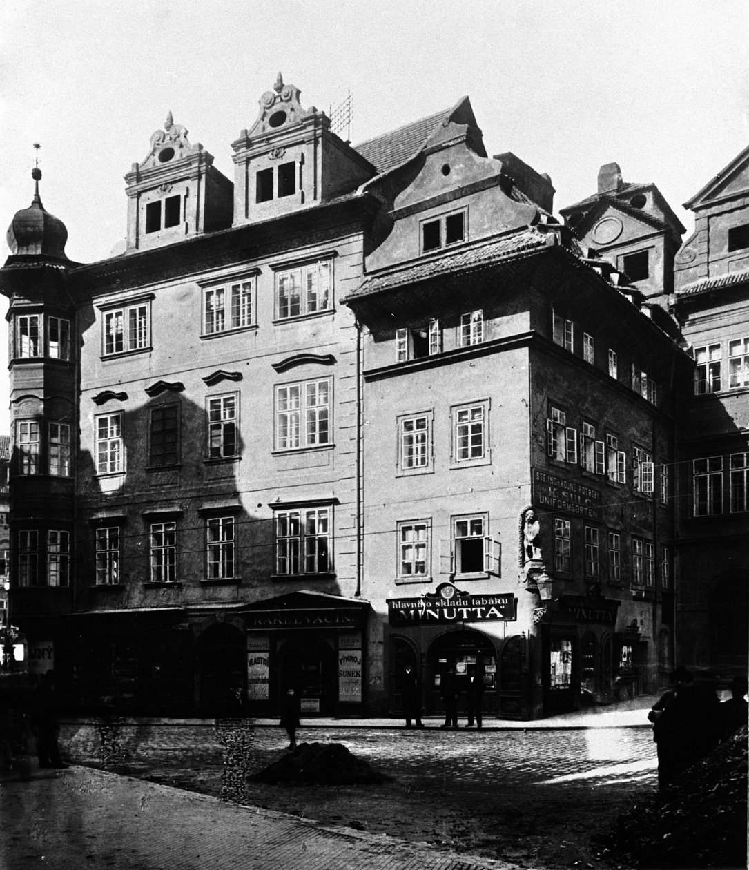Praga, a casa Minutta, onde o escritor Franz Kafka viveu entre 1889 e 1896. de Unknown photographer