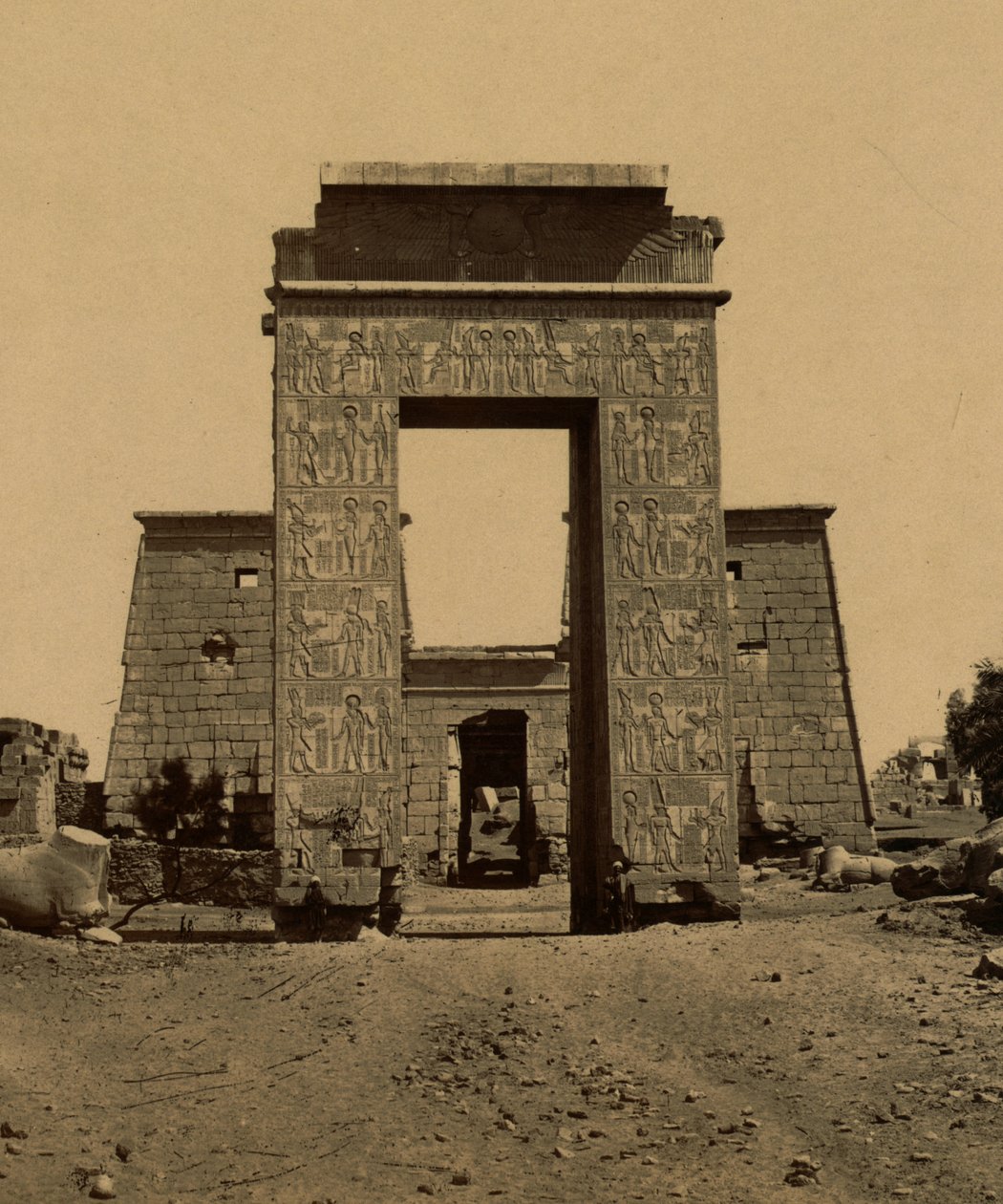 Propylon (arco triunfal) e pilar no Vale dos Rams, parte do Templo de Ramsés IV em Tebas. 1880 (foto) de Unknown photographer