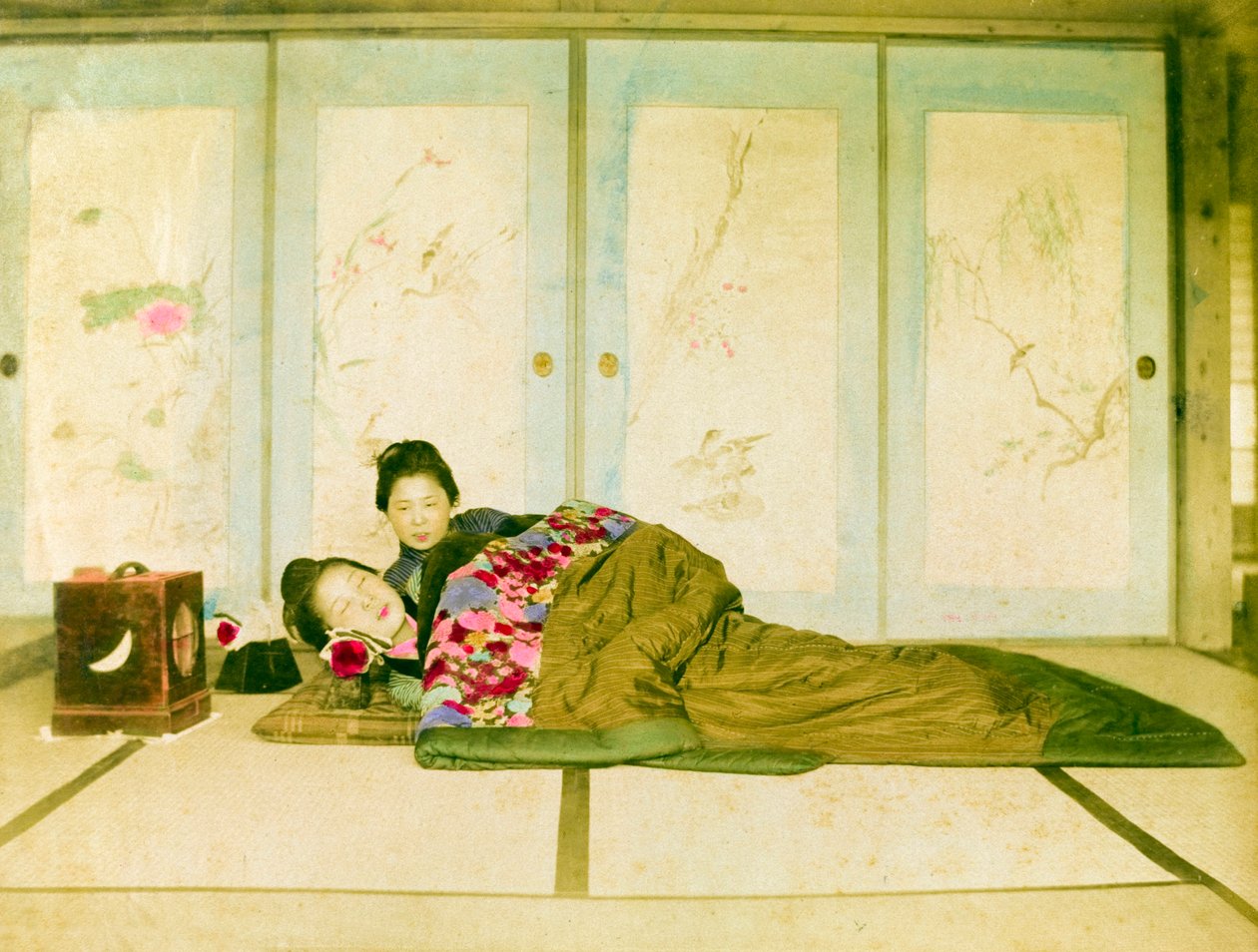 Reclinadas num futon. Duas mulheres japonesas reclinam-se num futon tradicional colocado no chão. Japão, cerca de 1910. Japão, Ásia Oriental, Ásia. ©Cultural Heritage Images/UIG/Leemage de Unknown photographer