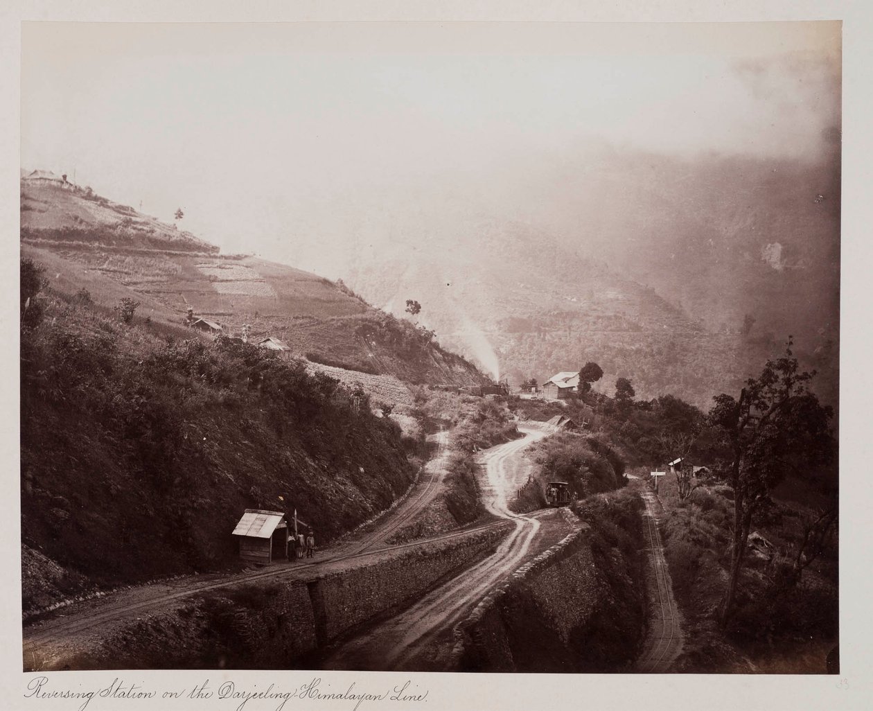 Estação de inversão na Linha Darjeeling-Himalayan, c.1885 (foto sépia) de Unknown photographer