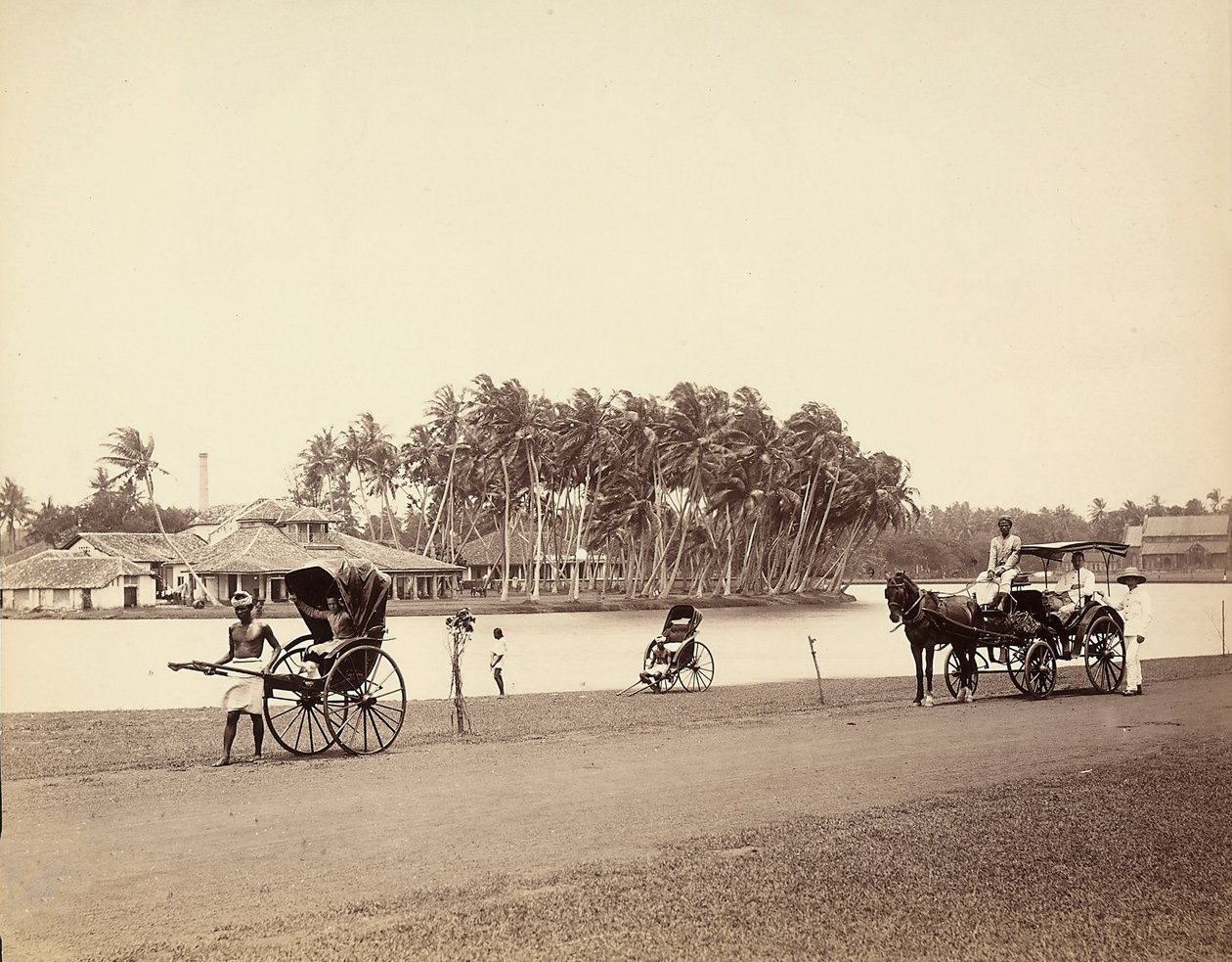 Rickshaw e carroça nas margens de um rio indiano de Unknown photographer