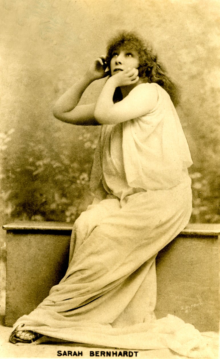 Sarah Bernhardt no papel principal de "Izey", no Abbey Theatre, Irlanda, em 1896 (Postal) de Unknown photographer
