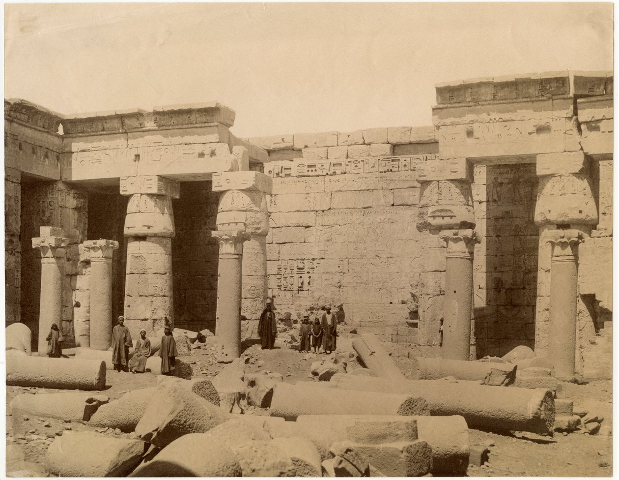 Segundo pátio do Templo Mortuário de Ramesses III, lado norte, Medinet Habu, Egito, ca. 1890 de Unknown photographer