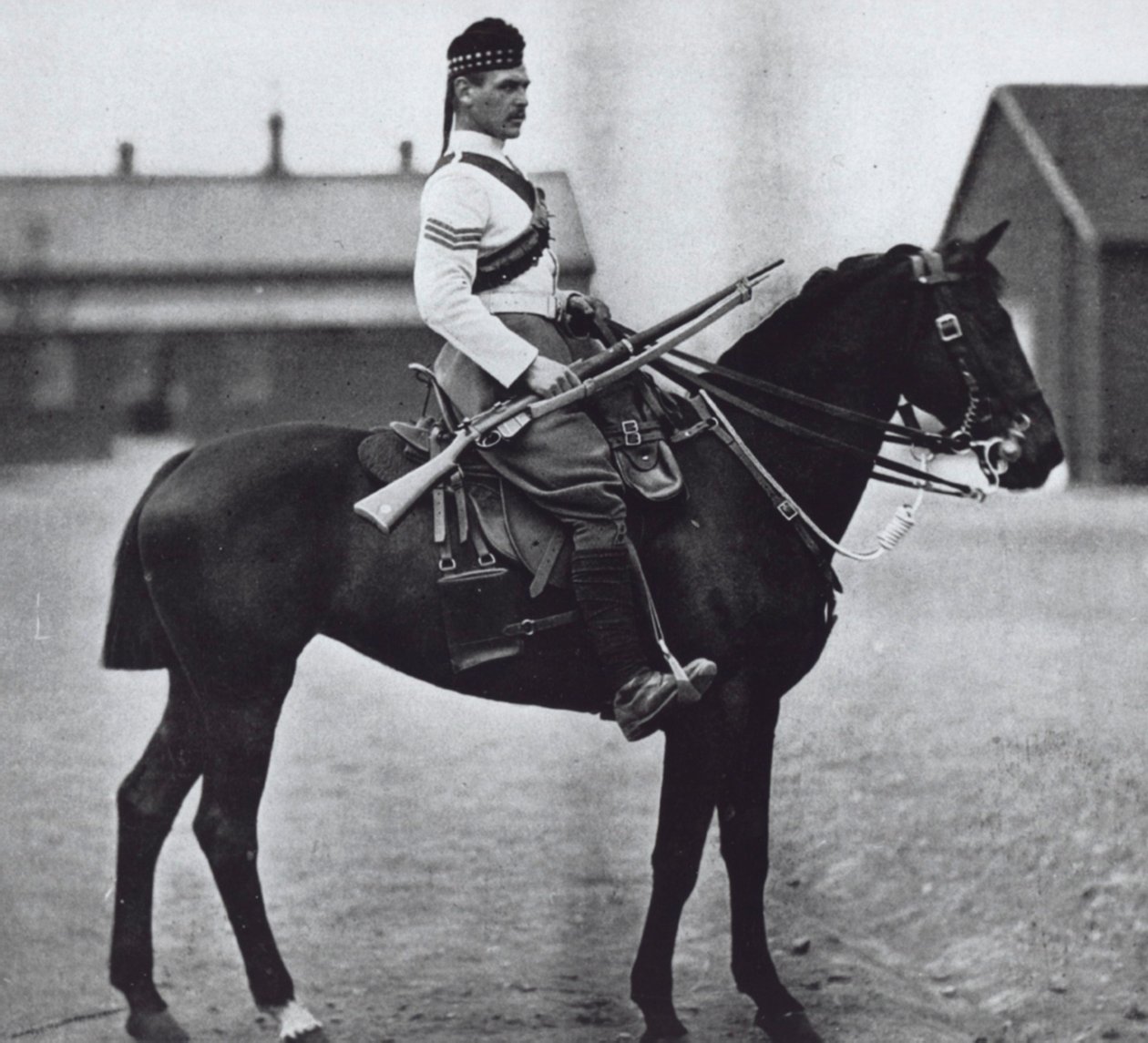 Sargento da 92ª Gordon Highlanders, equipado como um soldado de infantaria montado de Unknown photographer