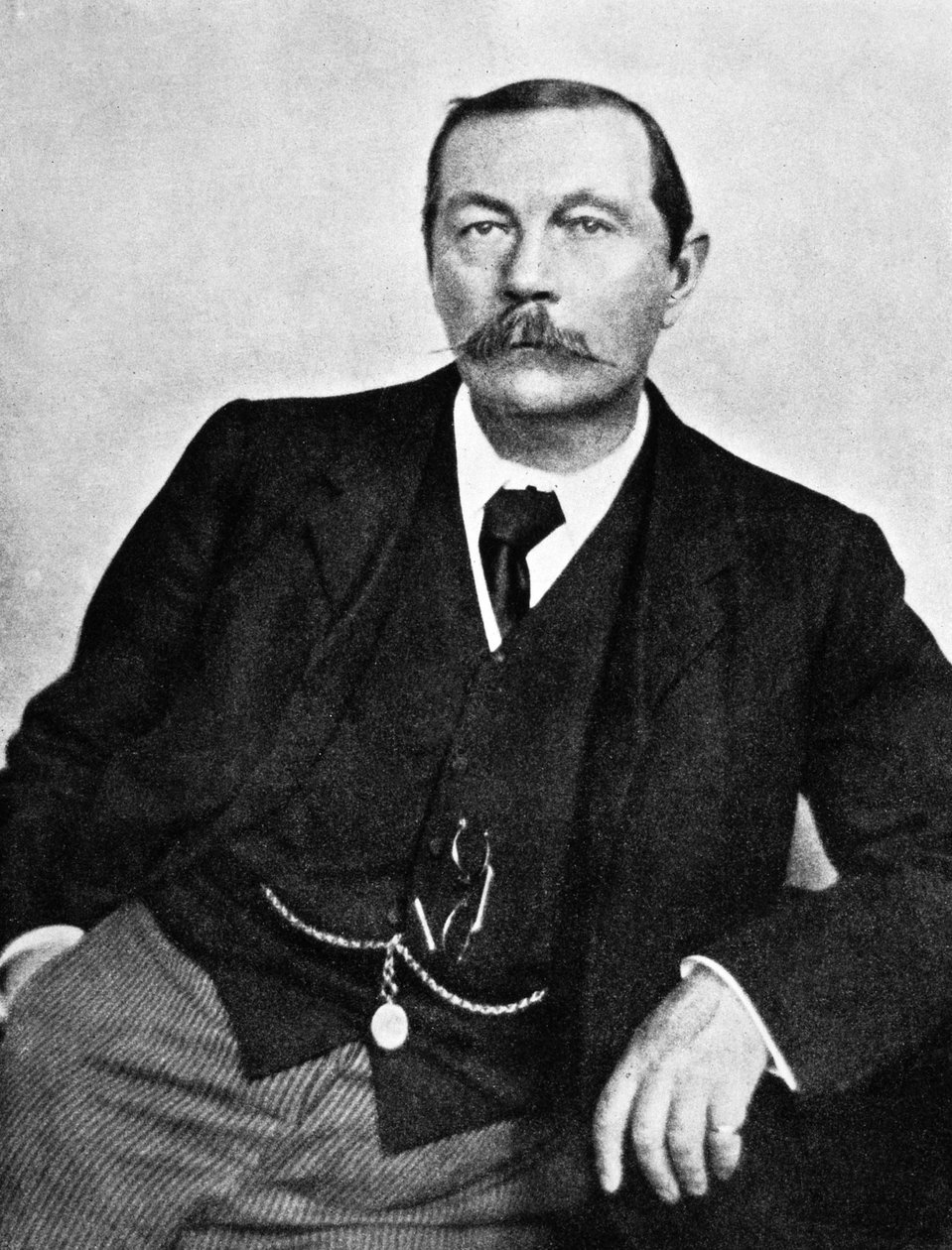 Sir Arthur Conan Doyle (1858-1930) escritor escocês, aqui c. 1910 (fotografia a preto e branco) de Unknown photographer
