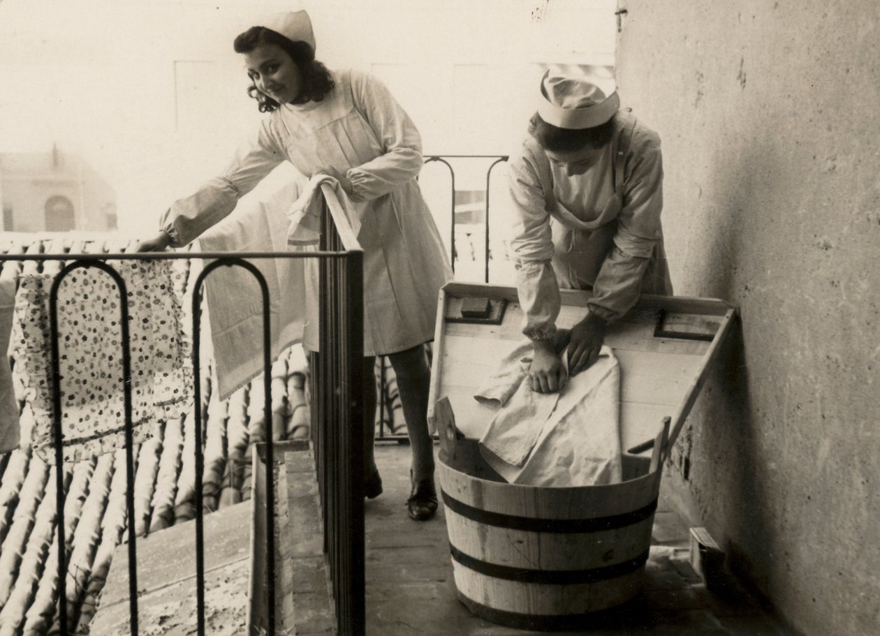 Algumas mulheres ocupadas na prática da lavagem na escola feminina de formação profissional "Regina Elena" de Imola, atual escola secundária "Innocenzo da Imola" de Unknown photographer