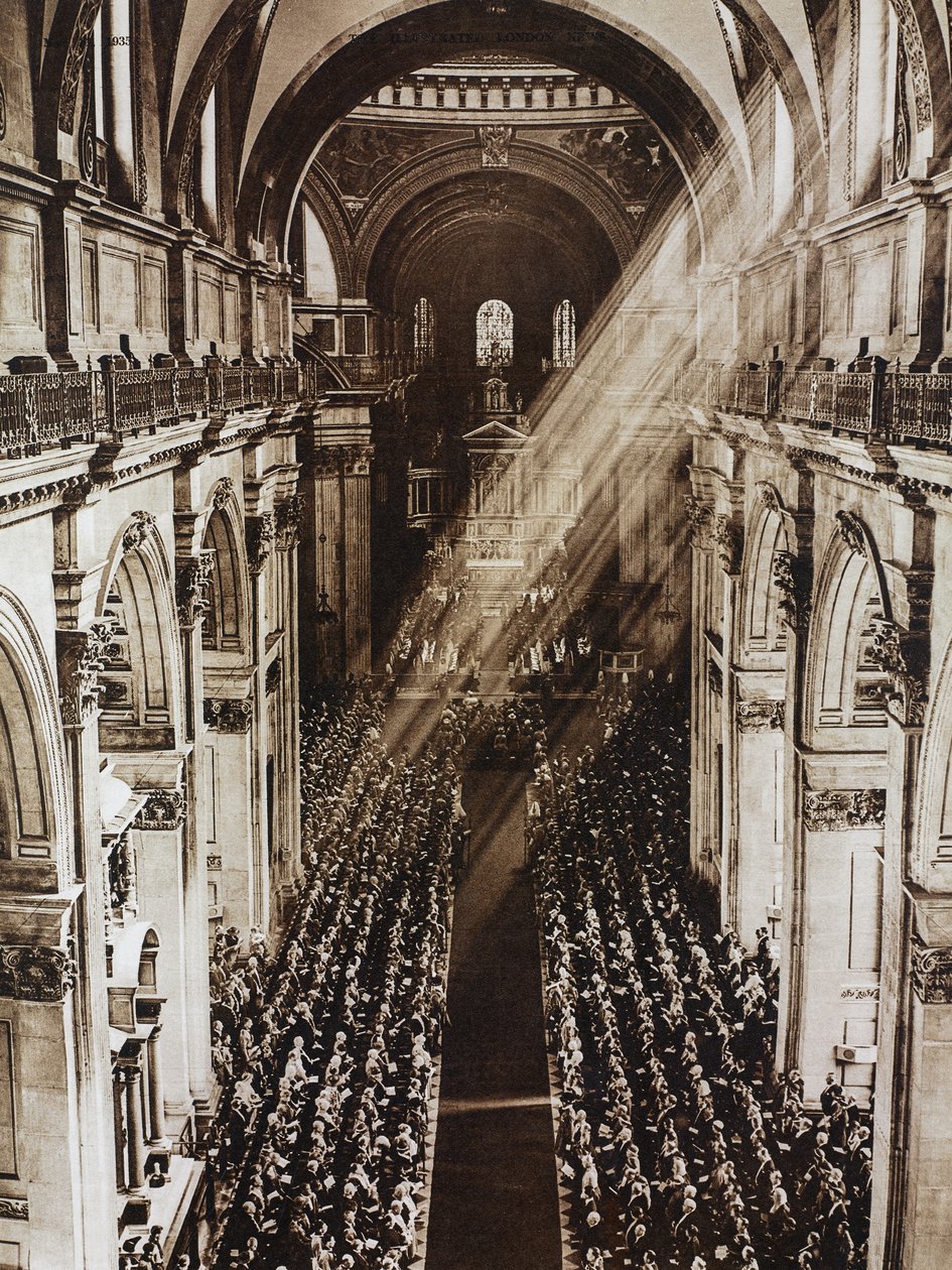 Raios de sol na Catedral de São Paulo durante a cerimónia do Jubileu de Prata do Rei Jorge V, Londres, Reino Unido, fotografia do Illustrated London News, 11 de maio de Unknown photographer