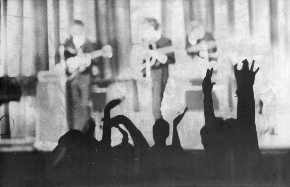 Os Beatles/Brian Epstein (foto a p/b) de Unknown photographer