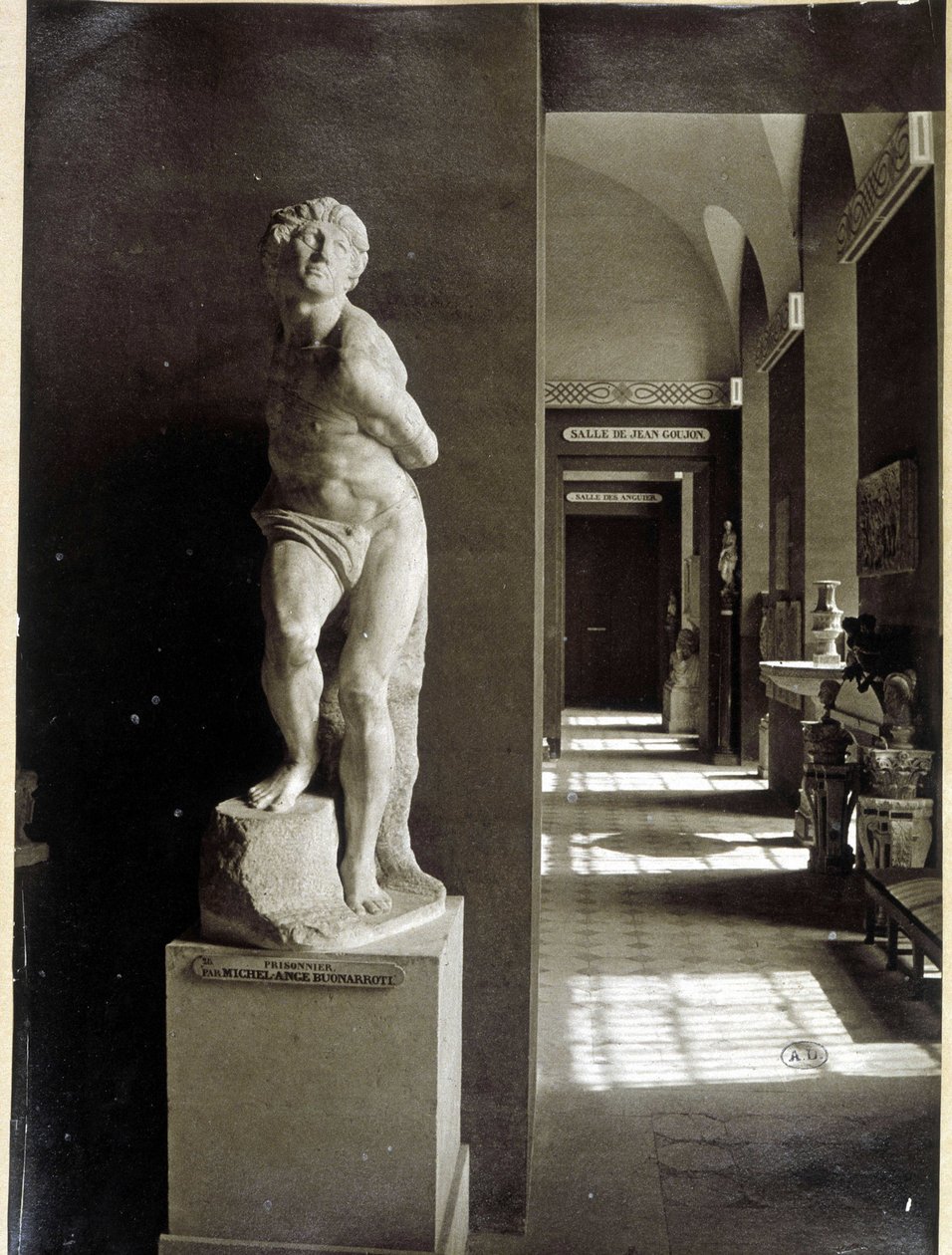 O Louvre e "O Prisioneiro" de Michelangelo Buonarroti este Michel Ange (Michelangelo ou Michelangelo de Unknown photographer