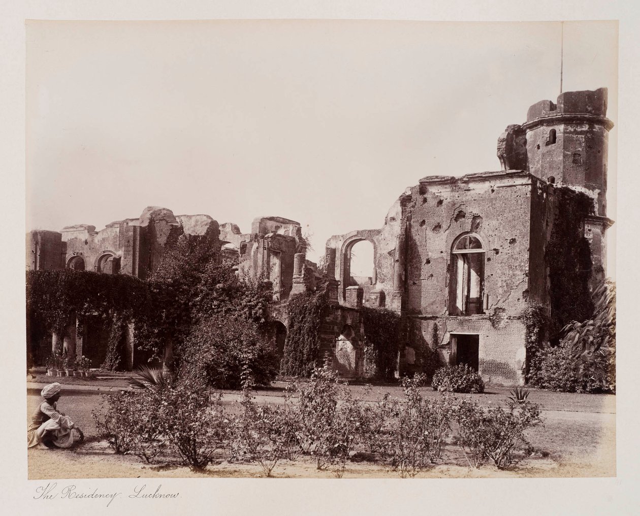 A Residência Lucknow, c.1885 (foto sépia) de Unknown photographer