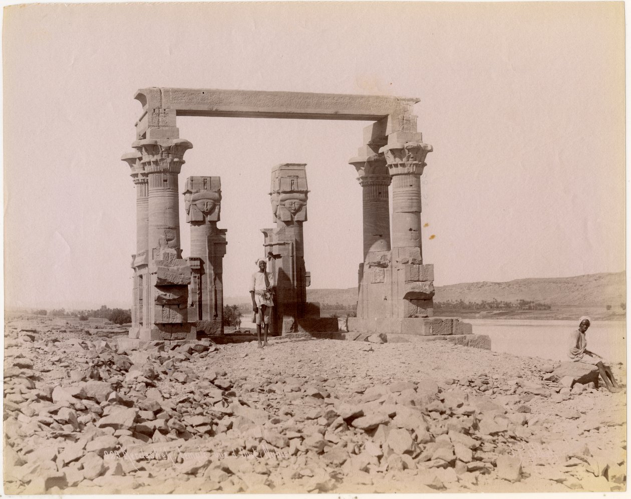 O Quiosque Romano de Qertassi (hoje em Nova Kalabsha), visto do Oriente, Egipto, fotografia por Edição J P Sebach, ca. 1890 de Unknown photographer