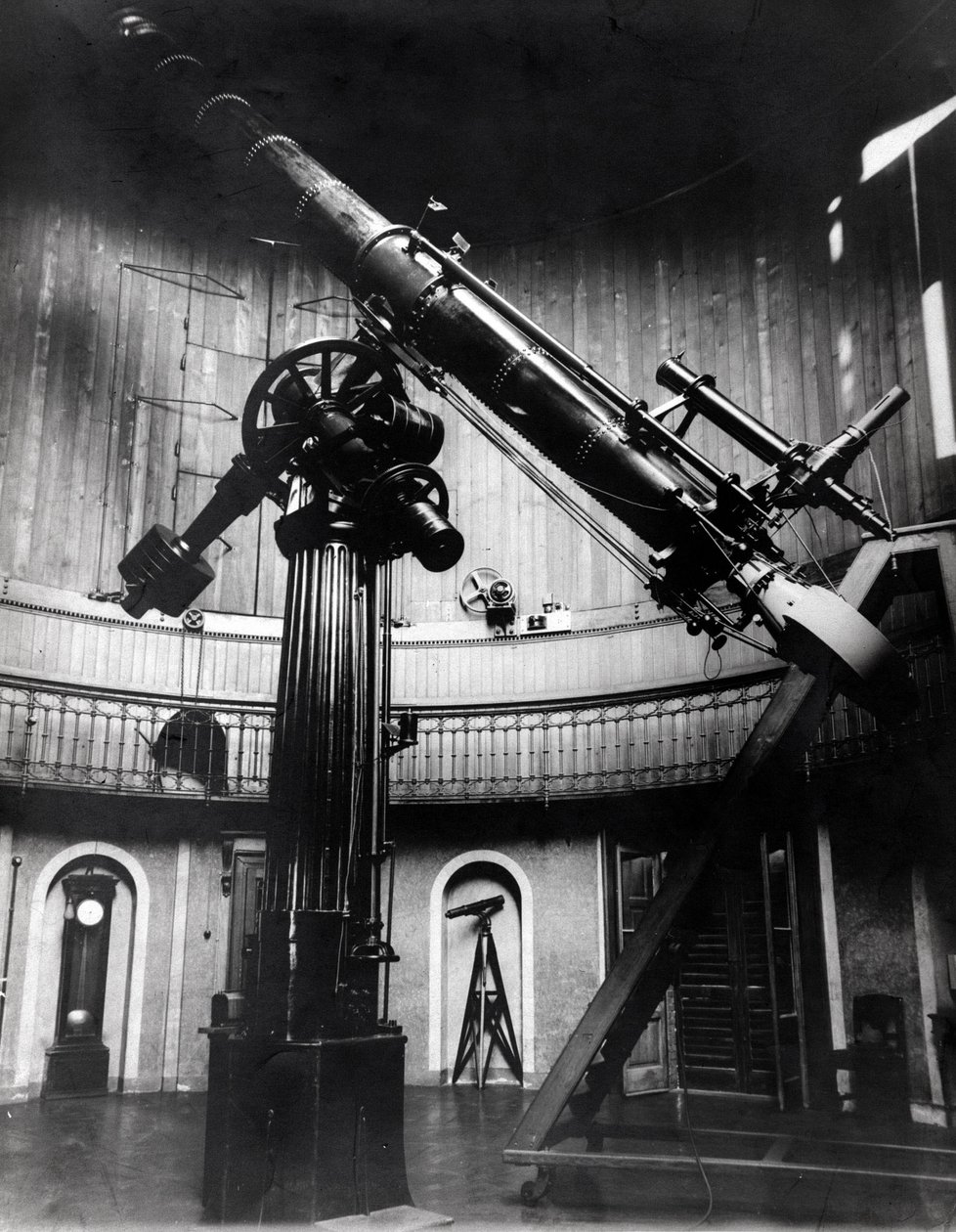 O telescópio Schmidt, de Giovanni Virginio Schiaparelli (1835-1910) astrofísico em Brera (Milão). Ele observou configurações rectilíneas no planeta Marte, chamando-as de canais marcianos (canali). de Unknown photographer